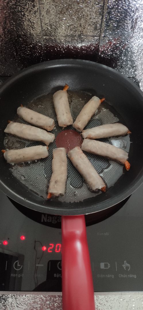 ưu điểm: cứng cáp, cho cảm giác bền, cầm nặng tay, đẹp, chống dính tốt, vì mình xài hồng ngoại nên cũng nhanh nóng.
nhược điểm: phần giữa hơi bị nhô lên nhẹ, dầu ko bám dc, mình xài thì thấy ko ảnh hưởng nhiều lắm. tuy nhiên nên cân nhắc