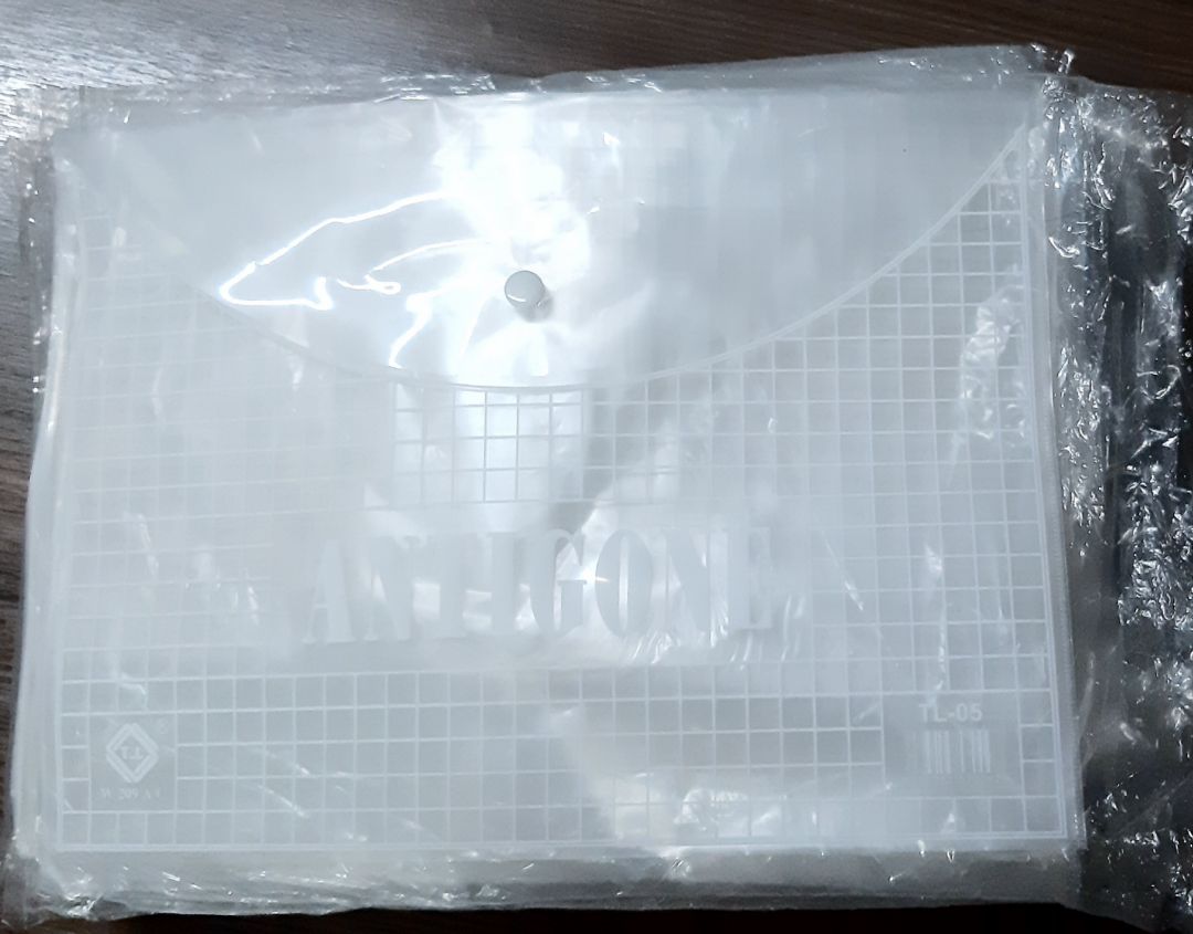 Giao đủ số lượng. Sản phẩm không giống mẫu, bìa rất rất mỏng nhé. Size 23.5 x 32.