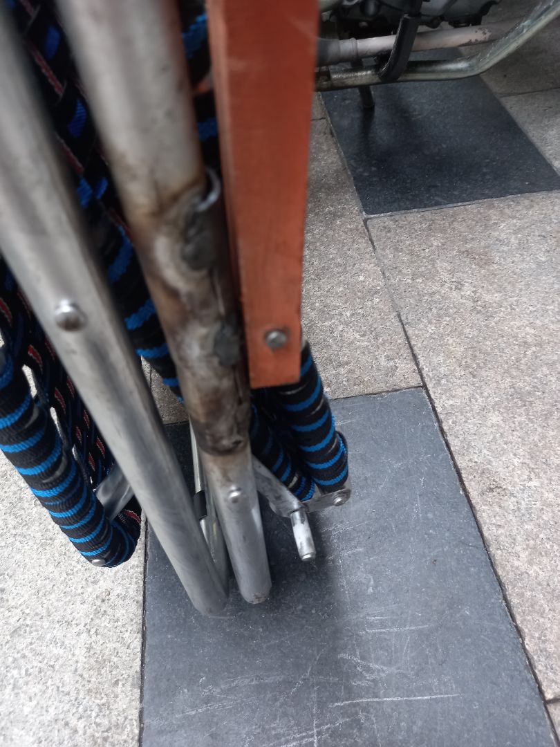 ghế mới mua vừa nằm lên gãy hai chân sau quá dở