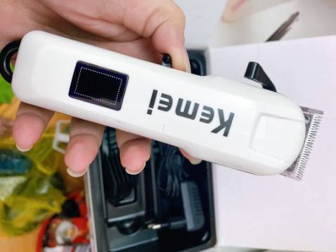 Mới cạo thử cái đầu cho con trai mùa dịch , u cha là xịn á , pin thì mình nghĩ ngon đấy , cạo xong cái đầu vẫn còn 97% pin
Ờ mà khoan mình mua có 300k mà lúc nào trong đầu cứ nghĩ 5 trăm mấy ai hỏi cũng nói 5 trăm mấy, giá rẻ hàng xịn.