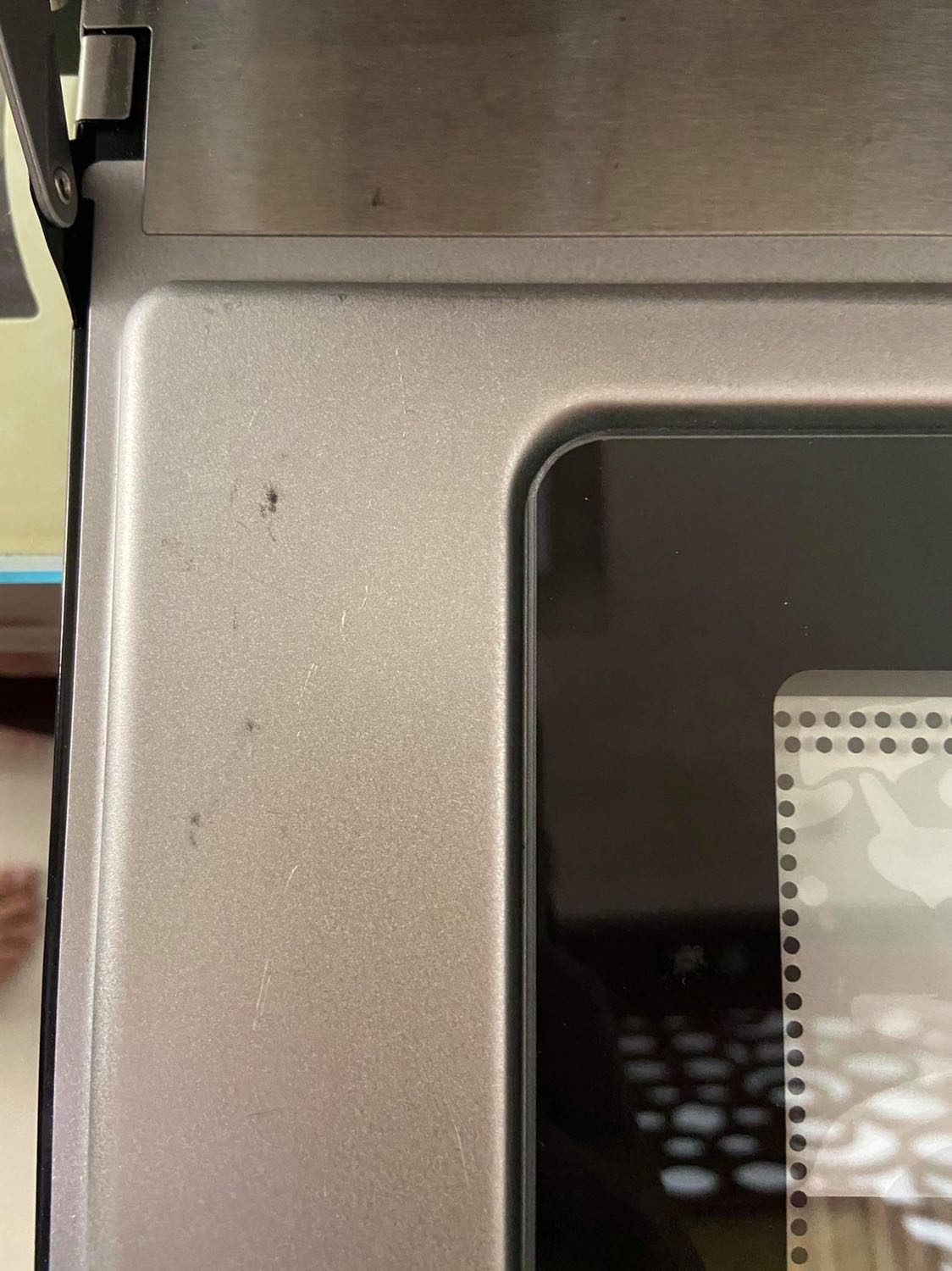 Rất không hài lòng về sản phẩm. Mình khui thùng thì thấy miếng xốp đã gãy nối lại bằng que tăm và băng dính. Hình thức máy nhìn rất cũ với nhiều vết xước. Vì mình mua được giảm giá nên tạm bỏ qua về vấn đề này. Chất lượng thì không chấp nhận được, nướng 45’ vs mức nhiệt tối đa mà đồ không chín. Bỏ nhiệt kế vào lò thì đồng hồ chỉ chênh nhiệt độ tới hơn 40độ C.