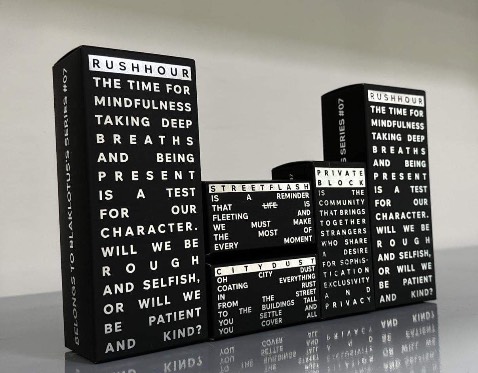 Mua xong hủ Sáp là Sưu tập được nguyên bộ nha. 
Chất sáp thơm sang khó tả mà thích
Cũng lớn tuổi nên tóc hay bị xĩn màu chụp hình hay bị thưa và bay lung tung. Giờ dùng sáp tóc giữ nếp và nét màu hơn nhiều. Nhìn tóc phồng dày nên trông cũng cao hơn tí.