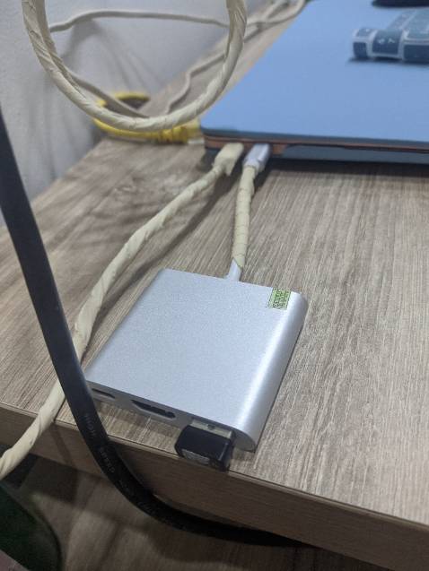 usb 3.0 xài được, nhưng dùng lâu thì nóng, cắm thêm chuột và bàn phím hay lag. Cổng HDMI dùng được vài lần rồi sau không thấy nhận tín hiệu. Cổng Type C cũng không còn hoạt động. Tiền nào của nấy nên đành chấp nhận mua hàng hãng.