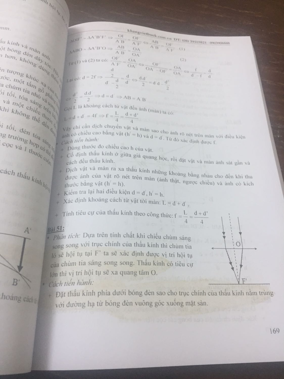 - Tiki giao hàng trong thời gian dự kiến, có bọc bookcare nên sách khi nhận về còn mới, mình cho 5 sao về điều này
- Tuy nhiên, khi cầm quyển sách trên tay, mở ra, giấy mỏng, bản in mờ như photo, sách in để lề dưới quá thấp, sát vào trang in. Bên cạnh đó, có những trang có cả vết ố vàng như ảnh. Dấu phẩy phía trên (ví dụ d') để định dạng khá xấu. Đồng thời, sách không có tem chống hàng giả. Mình mua sách Khang Việt trực tiếp ở cửa hàng sách nhiều rồi đều không thấy có nhưng chất lượng giấy tốt hơn nhiều. Nói chung, có cảm giác cầm phải sách in lậu trên tay!!! Do đó cho 1 sao
- Nói chung, chất lượng bản in và giấy đáng 1 sao, chất lượng đóng gói và giao hàng 5 sao, nên tổng hợp lại mình đánh giá 2 sao, khoing thể hơn được vì hằng ngày cầm sách trên tay thấy không ưng ý gì cả!!!