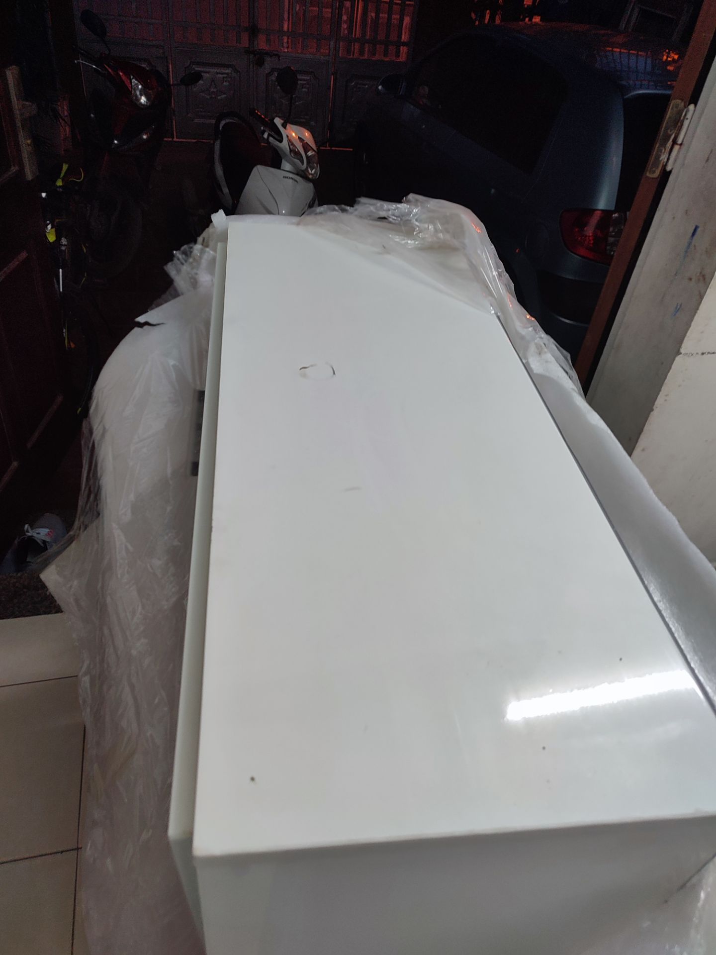 tôi không đồng ý mua chiếc tủ này hàng cũ vết vỡ khá lậu rôi