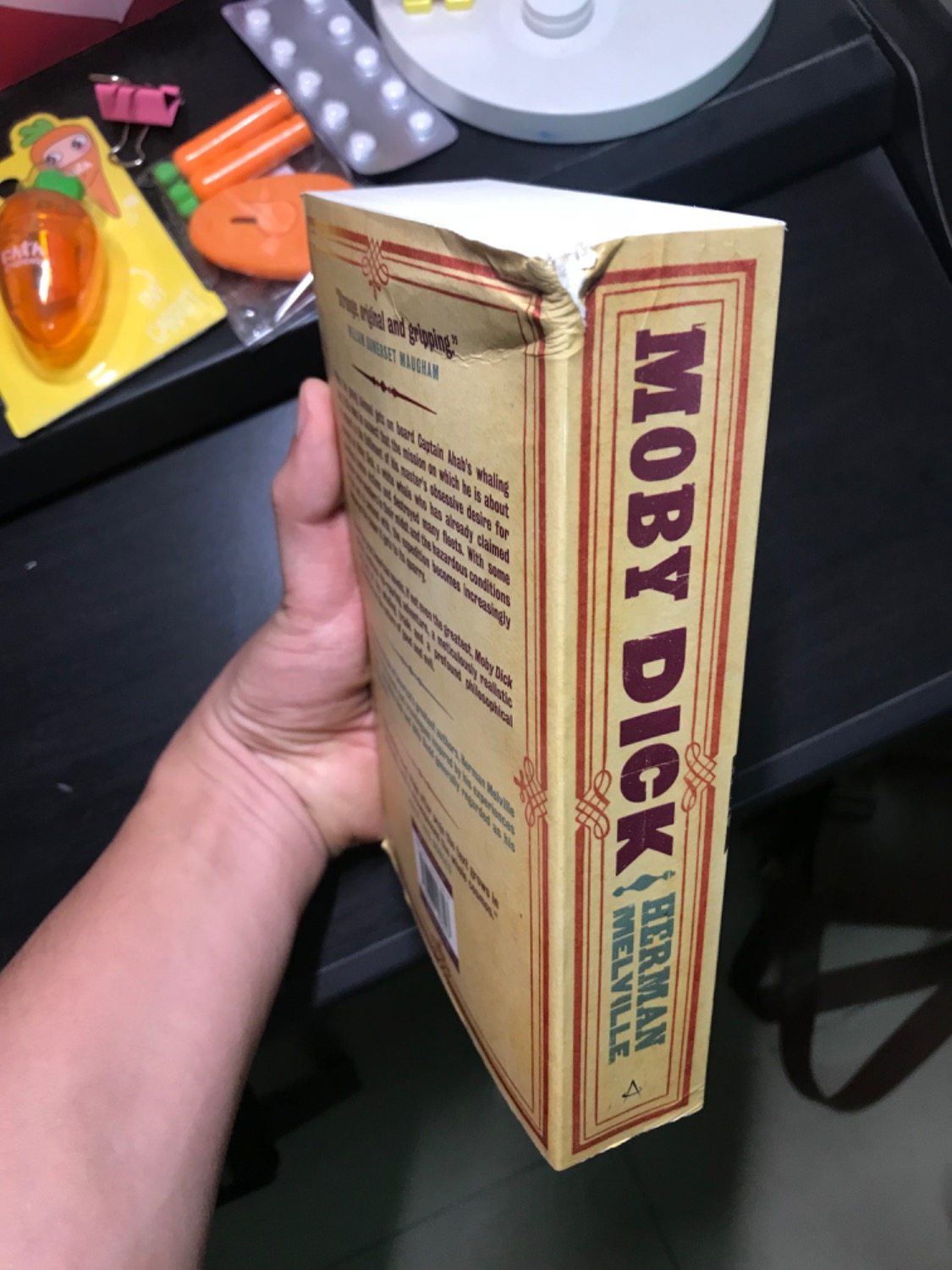 Gáy sách bị nát. Sách bọc rất kỹ nên chắc chắn là bị trước khi vận chuyển rồi.