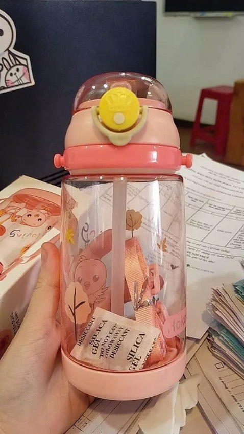 Bình nước đẹp dễ thương , nhỏ gọn , phù hợp cho bé mang đi học , shop phục vụ tận tình, giao hàng nhanh , chất liệu nhựa tốt không có mùi nhựa an toàn cho bé sử dụng , nên mua nhé