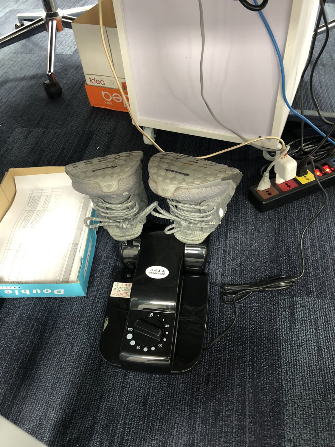 Sáng nay đi làm mắc mưa. Thấy tiki có giao hàng ngay lại free ship nên đặt luôn 1 cái. Buồn ngủ gặp chiếu manh. Sản phẩm dạng này mình có dùng qua rồi thấy rất ưng nên mới đặt mua thêm. Còn nhãn hiệu này mới dùng nên chưa biết chất lượng thế nào. Đang cần mà giá cũng phải chăng nên đặt luôn