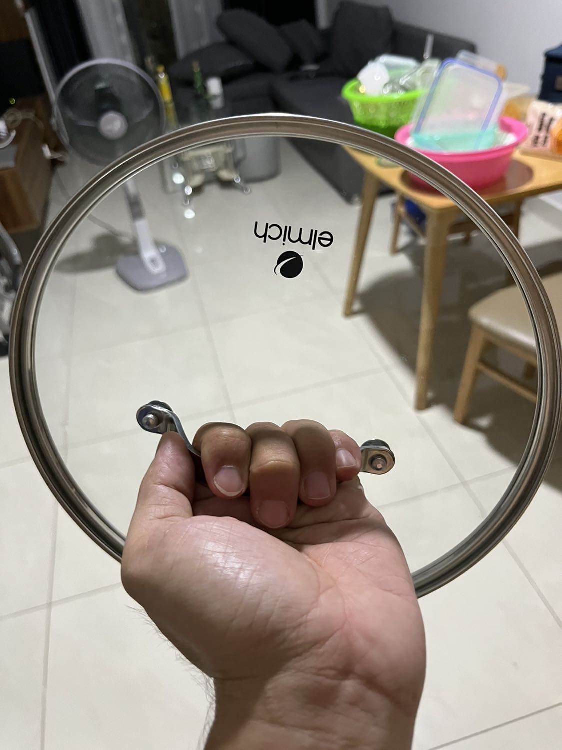 Chảo dầy, rất nặng, cái nắp kính cũng dầy và rất nặng. Bắt nhiệt cực nhanh. Đăng ký bảo hành online luôn