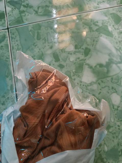 Vải mỏng, mẫu ko như hình, chỉ có hai túi ngoài còn ko có dây kéo.