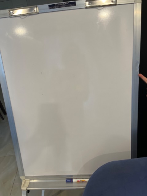 bảng giao bị móp phần cạnh do va đập,1 chân khó kéo ra và phần nhựa gắn chân chất lượng kém