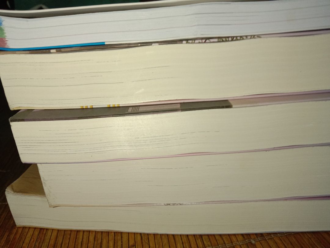 Thấy sách sale còn tầm gần 300k nên mình đã đặt nào ngờ shop lại gửi sách cũ cho mình sách không có seal; gãy hết góc sách; bìa dính keo tùm lum; bị bẩn trông không thể nào mà tệ hại hơn nữa 😶. Ngay cả quà tặng của shop cũng chỉ là một quyển sách cũ không thể nào cũ hơn được nữa. Cái thùng đựng sách thì chật khủng khiếp thế mà shop vẫn cố nhét sách vào được thì mình cũng chịu. Cái hộp về đến tay mình tan tác luôn. THẬT SỰ LÀ QUÁ THẤT VỌNG VỀ SHOP NÀY LUÔN Ạ. 🙃🙃