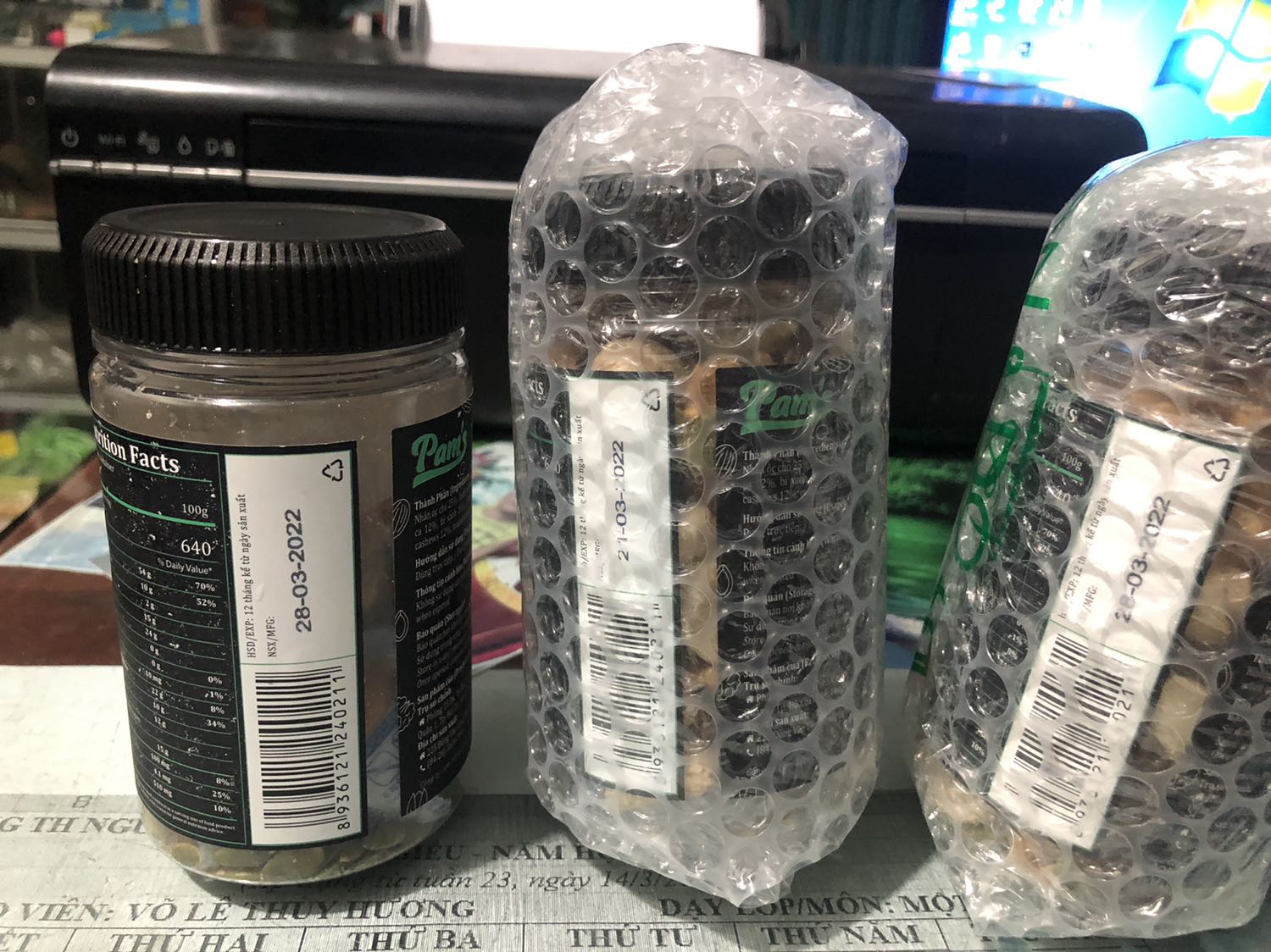 Date ngày 28/3 mà chỉ có hạt bí và nho là ok còn lại hơi mềm. Nói chung là tạm đc chứ ko ngon lắm. Vài lời cho người nào cần vì mình cũng hay đọc cmt xong mới mua