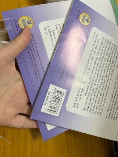 Rất không hài lòng nha
1 là bọc quá sơ sài bọc dc đúng cái giấy bóng chống sốc mà hàng có dễ vỡ đâu , phải đóng bìa cat tông chứ về mở ra sách gãy hết thế kia mà sách mới , có ai như vậy không
Bán thì đắt trên sách in 18k bán hẳn 29k/ quyển + ship nữa rồi  mà cũng k bọc cho hẳn hoi
Chưa kể cái này thì là do vận chuyển nè : giao lâu hơn shoppe nhiều luôn ấy . Chẳng qua shoppe k có sách này nên phải qua đây mua đấy