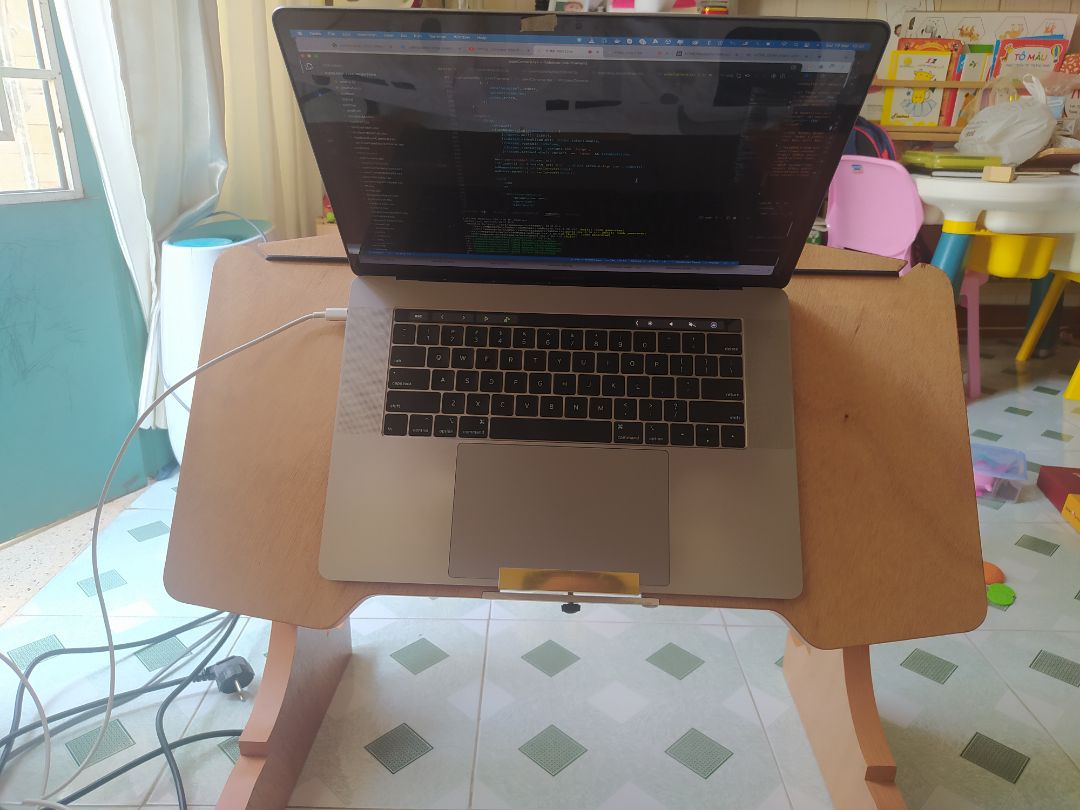 lúc nhận sản phẩm thì cảm giác hình đẹp hơn  hàng, bàn làm từ gỗ ép, nhìn chi tiết các góc cạnh và mặt bàn thì hơi thô nhưng được cái thiết kế khá sáng tạo và tiện dụng, cũng chính vì gỗ ép nên có ưu điểm là nhẹ, dễ thao tác. Nếu gia công tỉ mỉ và đẹp hơn nữa thì sản phẩm sẽ hoàn hảo hơn.