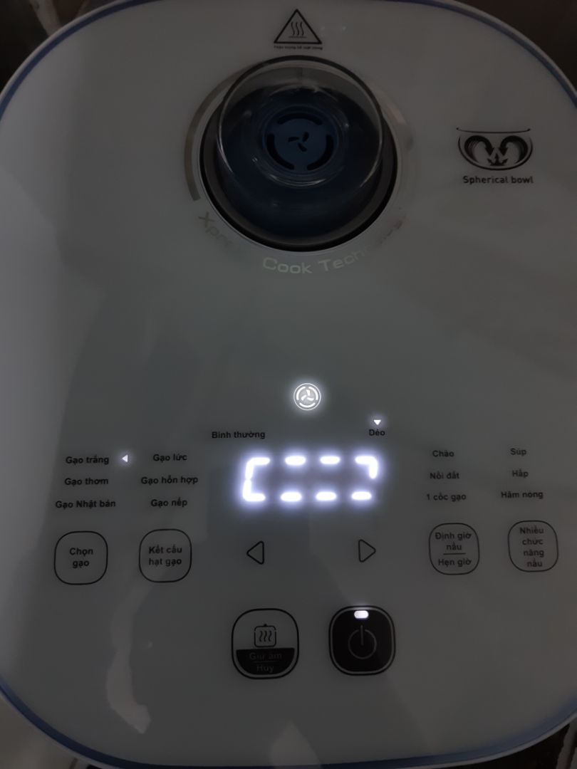 giao hàng rất nhanh. chỉ 2 ngày so với hệ thống báo là 7 ngày.
menu tiếng việt sắp xếp dễ dùng.
vỏ nhựa cứng cáp. cách điện tốt ko phải lo như vỏ nhôm.
cảm ứng nhạy.
mấy bạn nấu gạo mắc tiền thì theo hướng dẫn trên bao gạo để chọn cài đặt nồi nấu cho đúng thì mới ngon nhé.

hâm giữ nóng lâu thì có đọng ít nước. nhưng cơm nóng liên tục thì ko có chuyện thiu đâu. 
menu cài đặt có cho điều chỉnh thời gian nấu.
