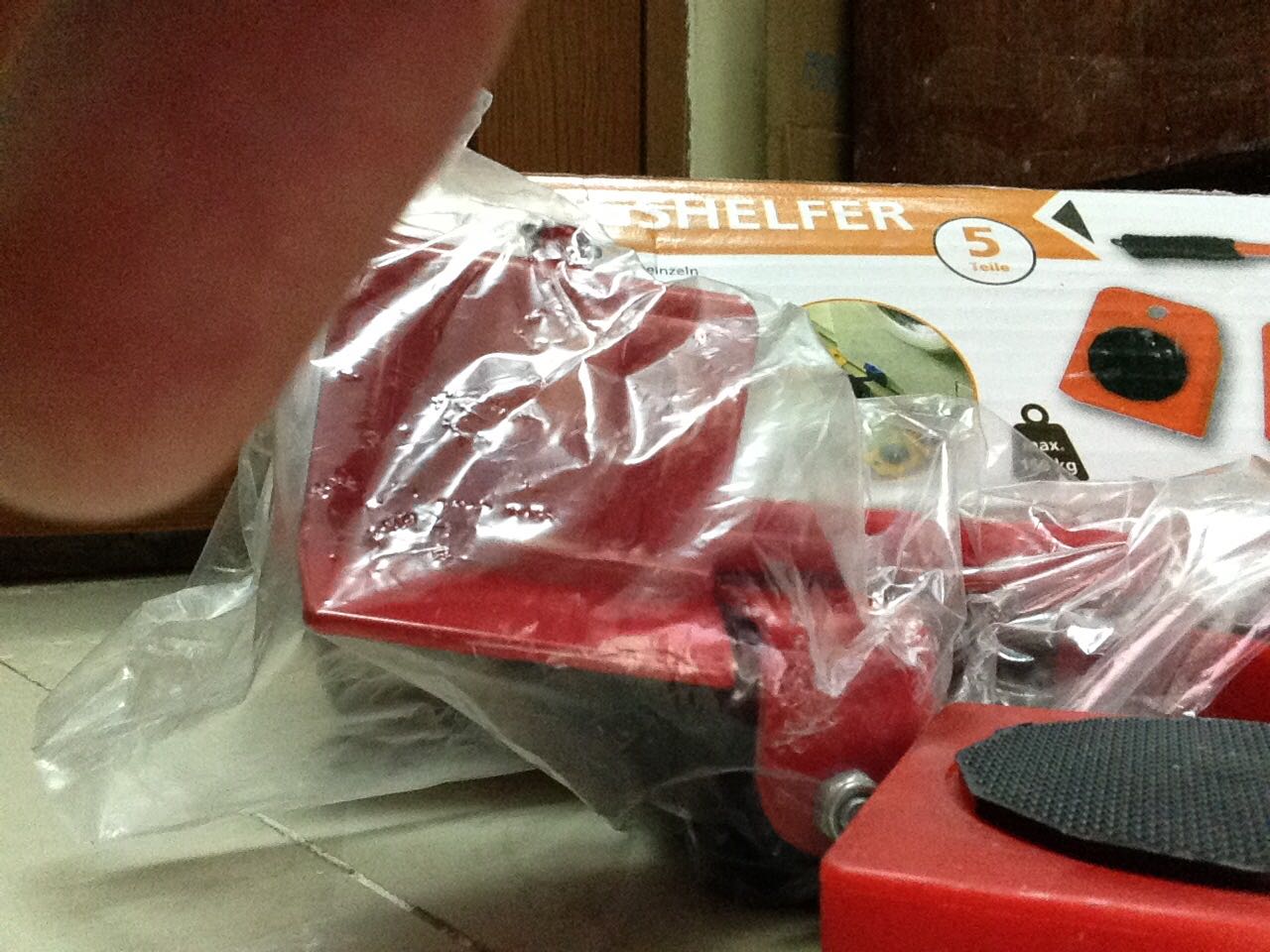 Tôi có mua kít đi chuyển đa năng này. Sau đó vì bận cong việc nén người nhà nhận giùm. Tiki đóng gói cẩn thận, trước giờ đều vậy. Như cây đi chuyển tay nắm thì quá ngắn mà chổ để nhấc đồ lên thì quá dày tôi không thể kê vô tủ không có chân để nhấc lên. Còn so sánh bỏ vô tủ có chân thì khoảng cách quá thấp, các bánh xe căn bản để chơi. Cuối cùng không đi chuyển được tủ nào hết. Trong khi hình trong sản phẩm có thể nhấc máy giặt. Tôi chỉ muốn nhấc cái tủ gỗ nhỏ.