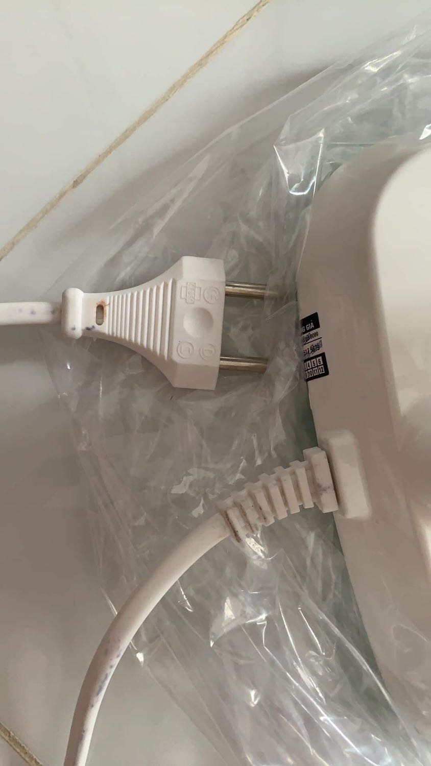 Sản phẩm như hàng trưng bày. Dây điện dơ. Bề mặt sp trầy xước nhiều. Hàng mới mua nhưng tem bảo hành ghi mua hàng từ 15/8/2020 hết 1 nửa thời giàn bảo hành. Tiki nên kiểm soát chất lượng đơn vị bán hàng