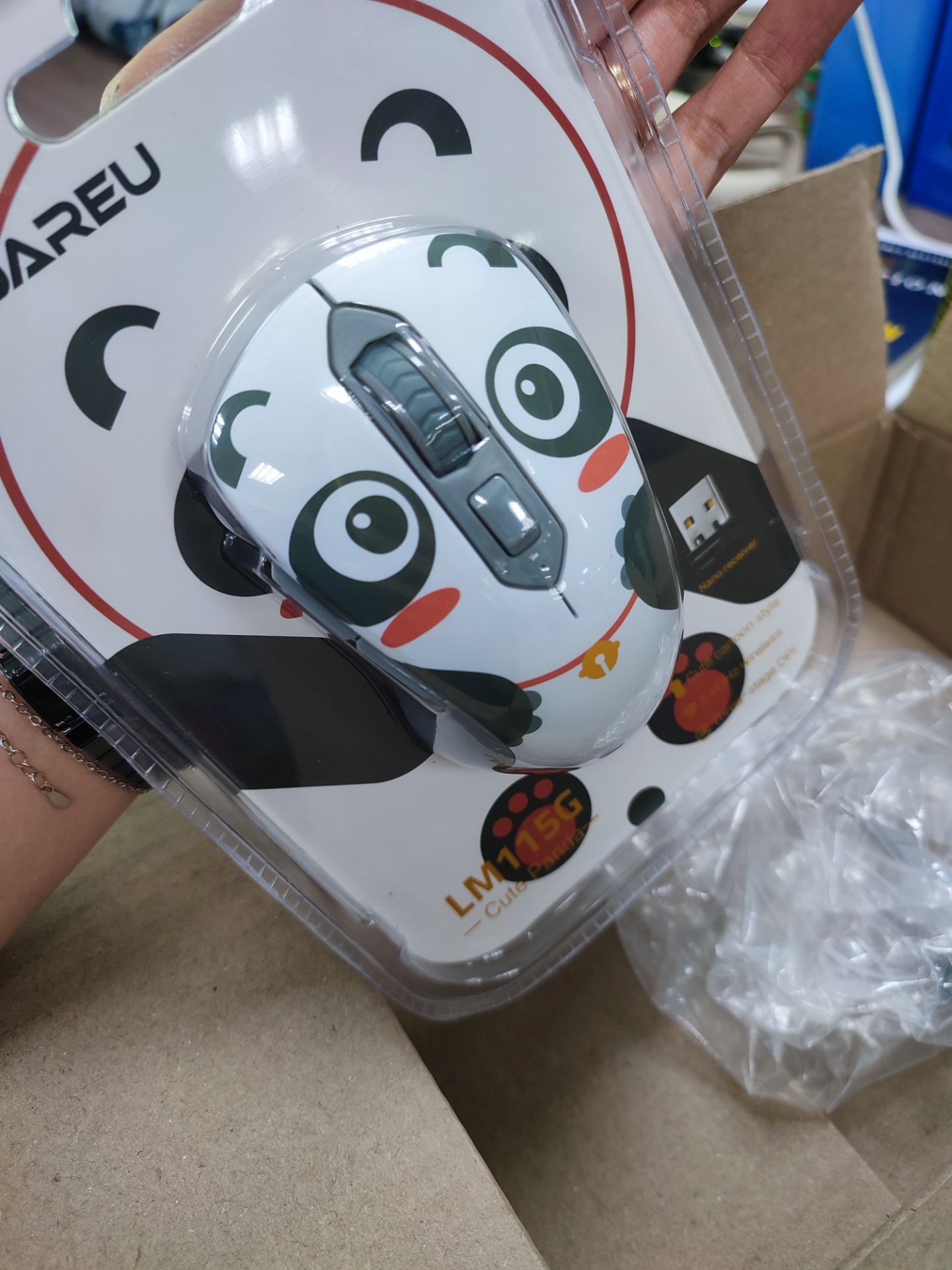 100 điểm!!! Đây đã là em chuột thứ 2 mình mua, vì dùng PC ở nhà quen rồi, lên cty cũng phải mua một em tương tự chứ không dùng lại được chuột bình thường nữa.
Mình cần gấp nên order lúc 8 rưỡi, 10 rưỡi đã tới tay, và trong package có sẵn pin luôn chứ không thì mình cũng đang nghĩ xem bói đâu ra pin bây giờ, xứng đáng 100 điểm.