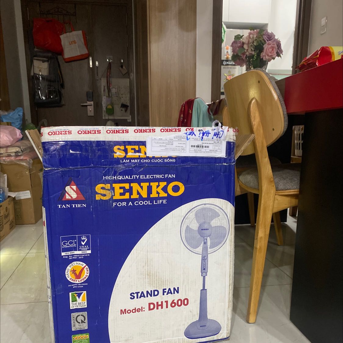 Giao hàng nhanh. Đầy đủ phụ kiện. Nhưng bị vỡ chỗ để điều khiển quạt đứng hay quay, trừ 1 sao. Đang k biết có được gửi bổ sung k chứ sao điều khiển được quạt