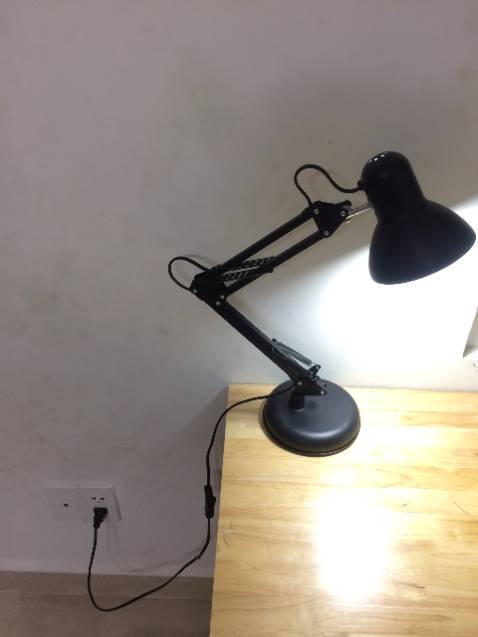 Đèn chắc chắn, cầm nặng tay, đặc biệt là đế đèn nặng để giữ được thân đèn vốn khá cao. Kích thước to phết, mọi người lắp xong đừng sốc nhe. Mình không mua kèm bóng đèn mà mua lẻ bóng Điện Quang 40k ở ngoài, lắp vào hoàn hảo luôn. Đèn có 2 option: kẹp bàn hoặc để bàn.