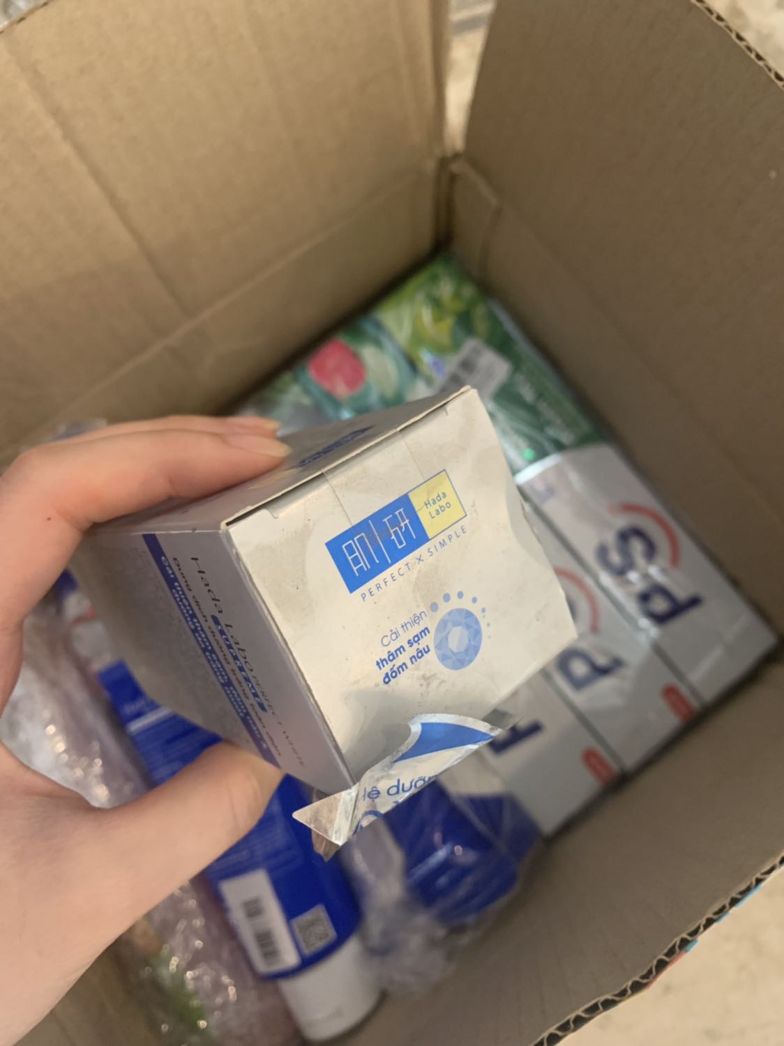 Sản phẩm móp méo, cực bẩn bám đầy bụi, không màng co cũng không được quấn bảo vệ, ngày xưa tiki đóng gói cực yên tâm, giờ  mỹ phẩm thoa trên da mà bên kho làm ăn như này thì sao dám mua nữa ạ! Sản phẩm móp méo, cực bẩn bám đầy bụi, không màng co cũng không được quấn bảo vệ, ngày xưa tiki đóng gói cực yên tâm, giờ  mỹ phẩm thoa trên da mà bên kho làm ăn như này thì sao dám mua nữa ạ!