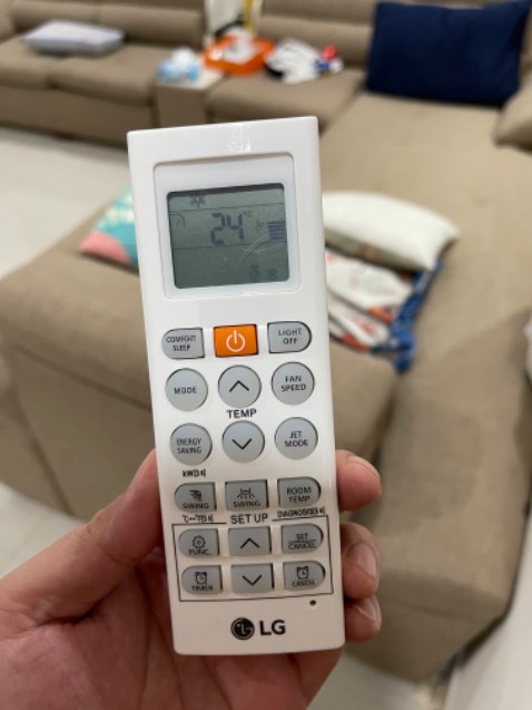 Sản phẩm móc treo này nhìn rất chắc chắn và sang trọng tuy nhiên khi móc lên thì không được chắc chắn lắm. Cần phải bẻ công một chút xíu nữa ở phần móc để cố định cái móc treo nói chung là cũng được.