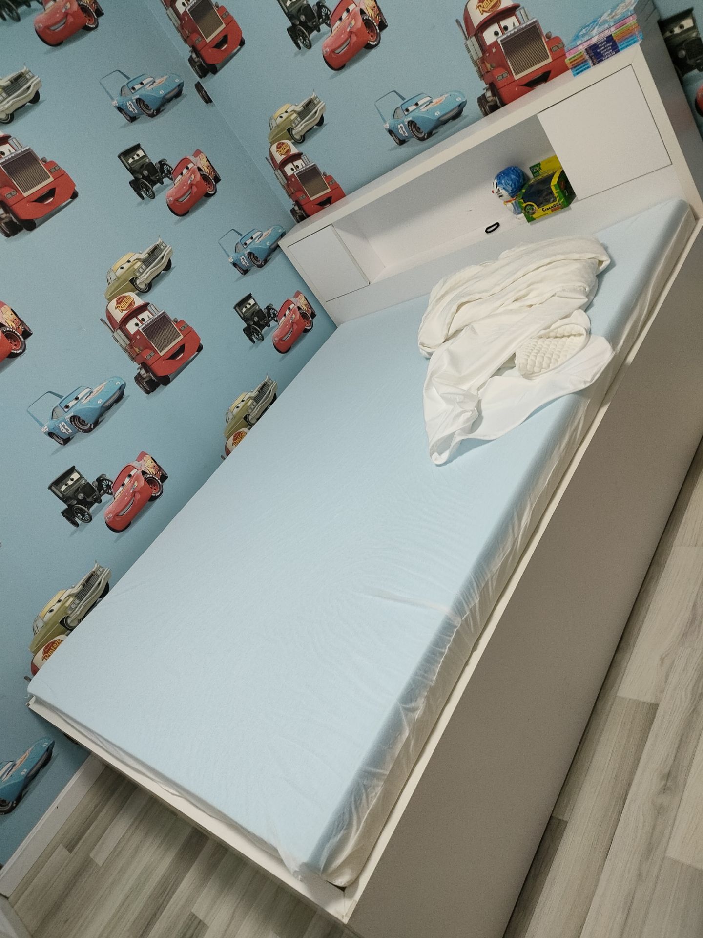 Nệm lúc đầu có mùi hôi nhưng sau thời gian phơi thông thoáng cũng nhẹ bớt mùi. Dùng cũng tạm