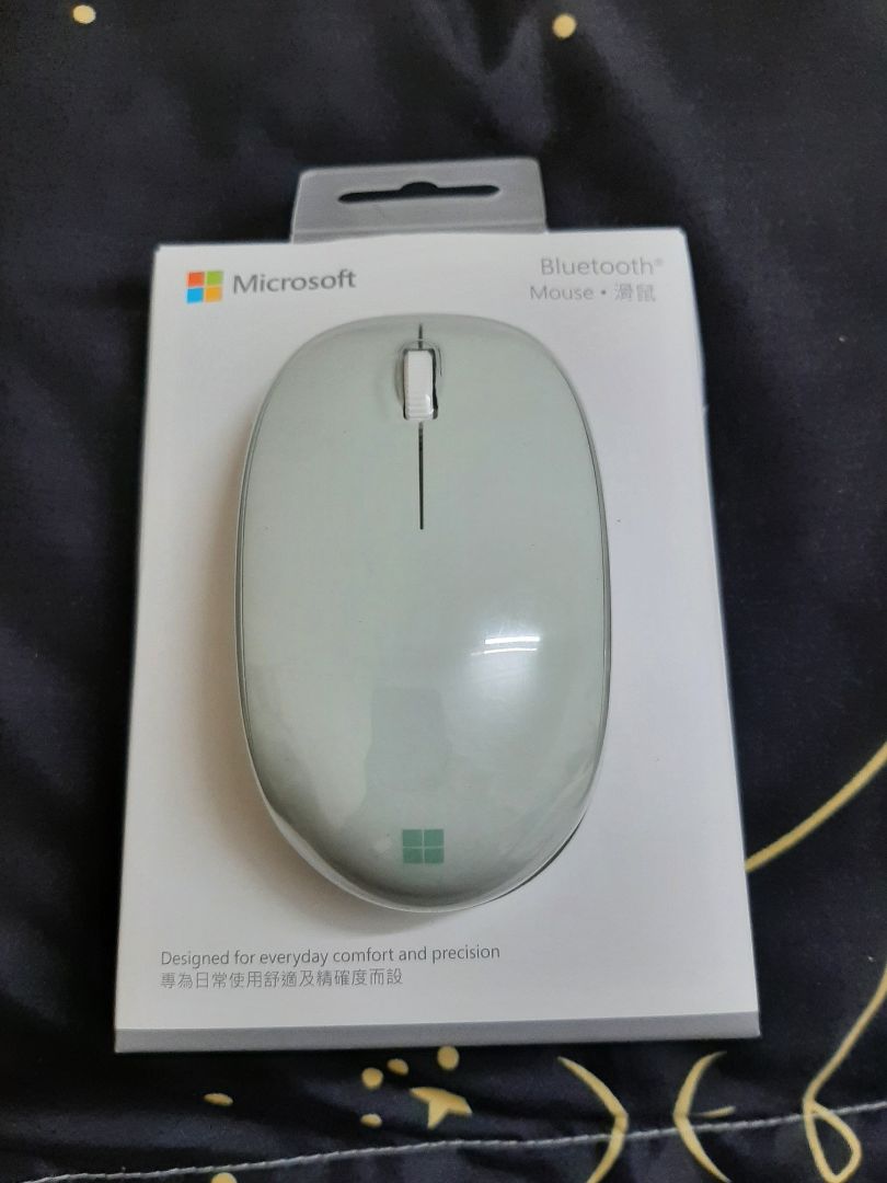 Tiki giao hàng nhanh lắm luôn, đặt hôm trước hôm sau có. 

Shipper nhiệt tình, thân thiện, mang hàng vào tận nhà cho mình. 

Chuột vừa tay, lúc ấn chuột có phát ra âm thanh, kết nối bluetooth nhanh chóng, mượt mà. Giá thành tầm trung, ổn định. Chưa dùng lâu nên không biết tốt hay không, sử dụng pin nên cứ hết pin là thay, tiện lợi, dễ sử dụng.