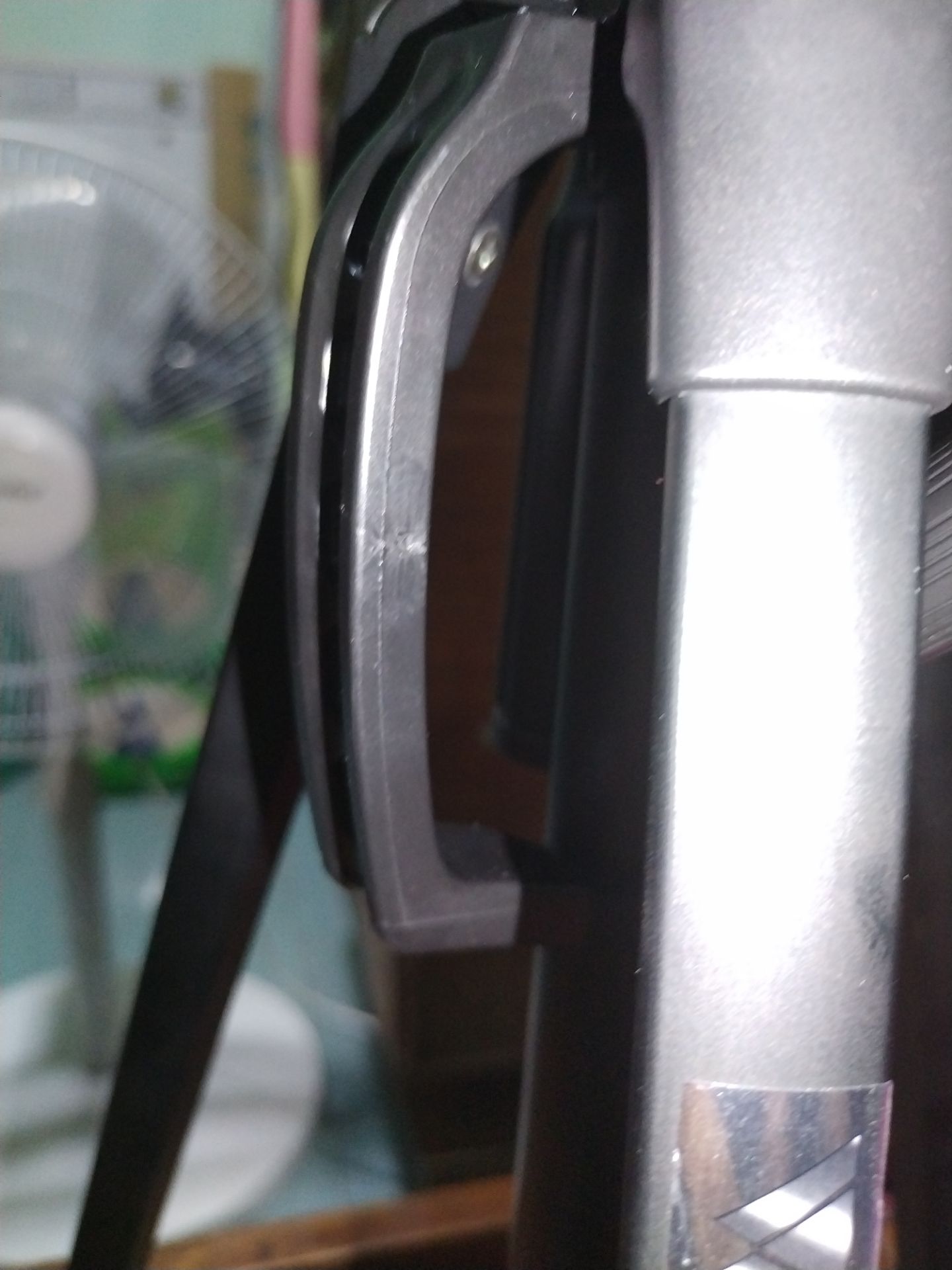 Chân máy khá ổn và cứng cáp nhưng vẫn phải cẩn thận khi dùng ở chiều cao tối đa với dòng máy DSLR. Vì có 2 thước thủy nên cũng dễ kiểm soát cân bằng hơn. 1 điểm trừ là mình không biết do công tác bảo quản của cửa hàng hay do quá trình vận chuyển mà sản phẩm mình nhận được bị trầy xước vài chỗ.