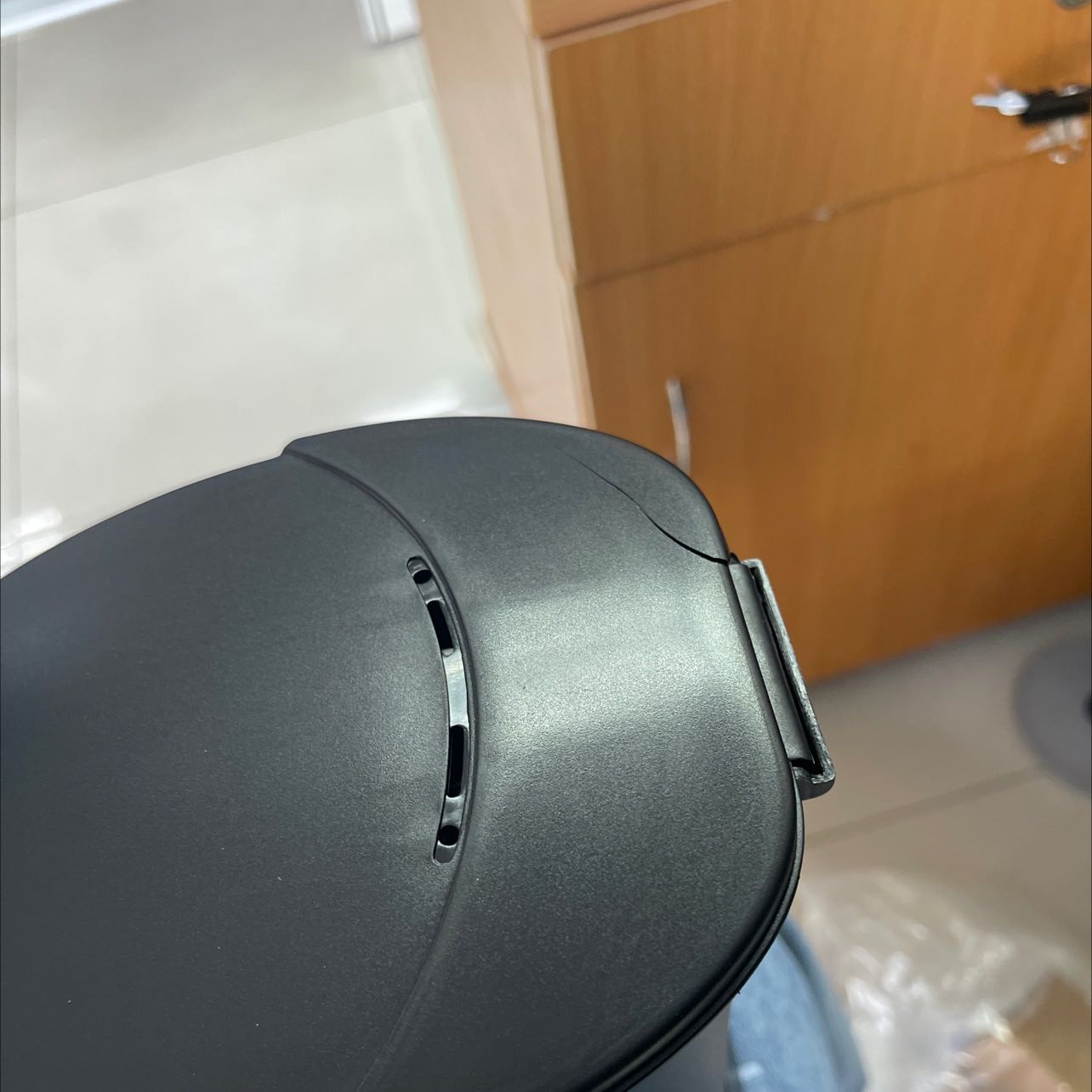 Bị nứt thế này shop, tiki ơi