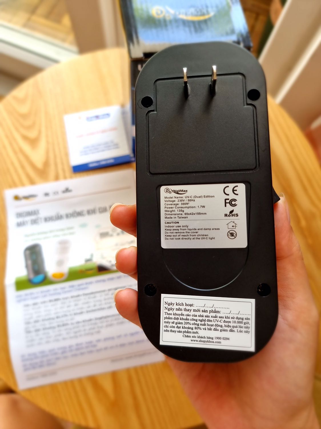 Mình gắn ở phòng khách, gần bếp. Mình thấy hình như máy khử được mùi thức ăn sau khi nấu, nên mỗi khi nấu ăn mình lại đem máy gắn ổ điện gần bếp, máy nhỏ nên tiện ghê. Mấy hôm nay dịch quá mình lại đem máy gắn gần cửa nhà (mình ở chung cư), mỗi lần đi đâu về đi ngang cái đèn thấy yên tâm thêm được ít, dĩ nhiên là không quên xịt cồn sát khuẩn cả người nữa. Máy sản xuất tại Đài Loan và có chứng nhận phòng thí nghiệm nên yên tâm nguồn gốc rõ ràng. Mình gắn ở phòng khách, gần bếp. Mình thấy hình như máy khử được mùi thức ăn sau khi nấu, nên mỗi khi nấu ăn mình lại đem máy gắn ổ điện gần bếp, máy nhỏ nên tiện ghê. Mấy hôm nay dịch quá mình lại đem máy gắn gần cửa nhà (mình ở chung cư), mỗi lần đi đâu về đi ngang cái đèn thấy yên tâm thêm được ít, dĩ nhiên là không quên xịt cồn sát khuẩn cả người nữa. Máy sản xuất tại Đài Loan và có chứng nhận phòng thí nghiệm nên yên tâm nguồn gốc rõ ràng.