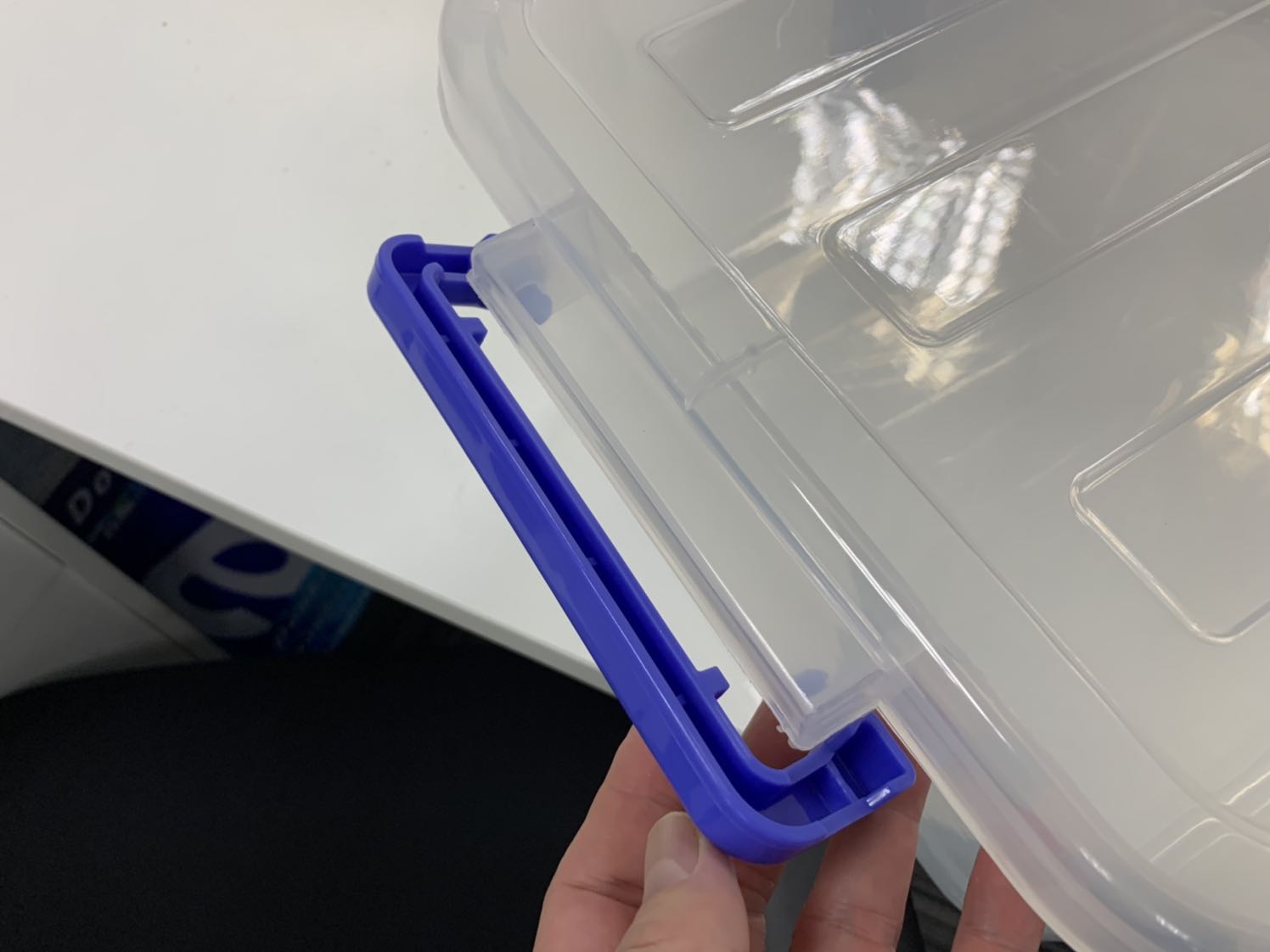 Giao hàng gì mà không đóng gói. Phần khớp màu xanh dùng để đóng có vẻ hơi lỏng Giao hàng gì mà không đóng gói. Phần khớp màu xanh dùng để đóng có vẻ hơi lỏng