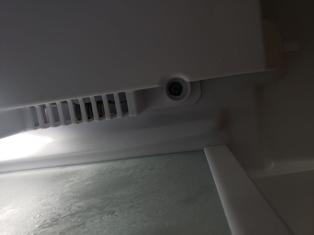 Bạn giao hàng Tiki rất nhiệt tình. Đợi mình làm về, khiêng lên lầu 1 rất vui vẻ..
Tủ đẹp, nhỏ gọn phù hợp 1-2 người dùng. Tủ hoạt động, có tiếng hơi ồn nhưng không đág kể. Sau 6 tiếng nhận hàng, bóc keo xanh ra thì có vết xước như hình, không biết có ảnh hưởng gì đến chức năng không 😥😥