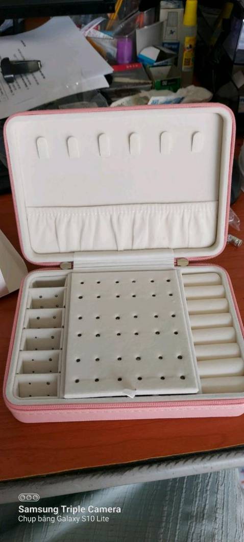 Rất đẹp , đúng quản cáo . Shop làm ăn uy tín , giao nhanh đúng hẹn , đúng hàng , đúng màu . Mình thấy các shop có tiki now thường rất uy tín , mình mua hàng chưa bị giao sai bao giờ . Có các nhà bán không có tiki now thì giá rất rẻ, giao lâu nhưng lại giao đểu , giao sai hàng nhiều . Mình để lại ý kiến cho mọi người tham khảo nhé . Không nên thấy rẻ mà ham