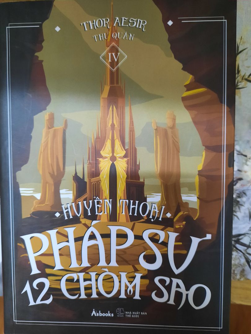 Sách về nhanh. Thấy spoil cái kết không ổn lắm mà khá thích cách xây dựng truyện của tác giả, mà lỡ mua 2 tập đầu rồi nên sưu tập nốt 2 tập cuối