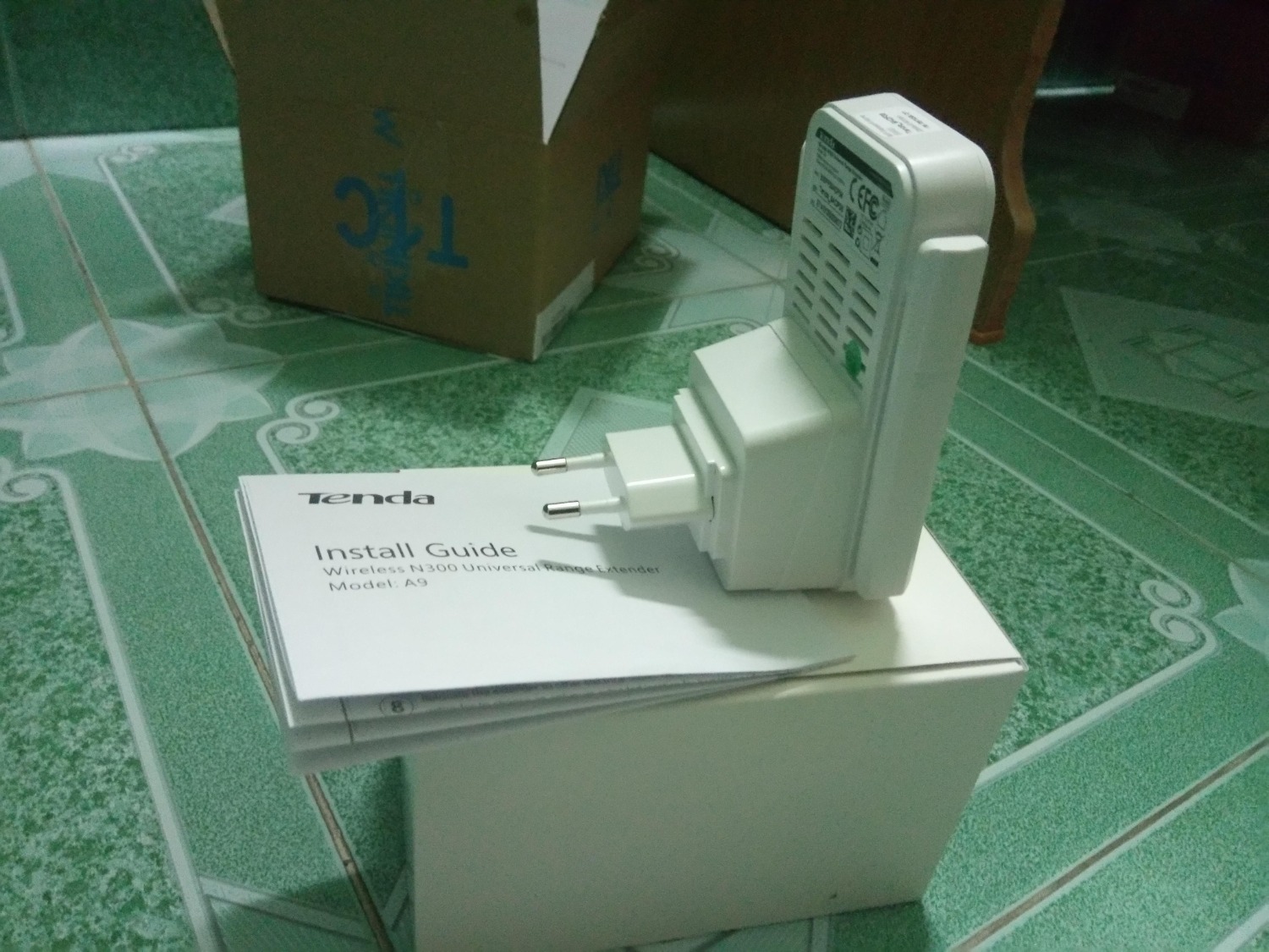 Ngoại quan: đẹp, chắc chắn, gọn.
Đóng gói: Chắc chắn
Hiệu năng:
- Thông tin bộ kích sóng trong khoảng 200m2, tức có nghĩa bán kính khoảng 14m.
Băng thông Wifi gốc nhà mình là 30Mbps, đi qua bộ kích trong khoảng 5 - 6 m thì tốc độ đạt như khoảng trong hình dưới, đạt cỡ 13 Mbps.
- Mình đặt bộ kích trong khoảng thu sóng Wifi gốc từ 6 - 8m và tín hiệu trên thiết bị hiện màu xanh (khoảng 50 - dưới 70%) thì tốc mà điện thoại mình bắt sóng được ở cường độ tín hiệu Good (trên Android) và đo được tốc độ từ 5 - 8 Mbps. Ngoại quan: đẹp, chắc chắn, gọn.
Đóng gói: Chắc chắn
Hiệu năng:
- Thông tin bộ kích sóng trong khoảng 200m2, tức có nghĩa bán kính khoảng 14m.
Băng thông Wifi gốc nhà mình là 30Mbps, đi qua bộ kích trong khoảng 5 - 6 m thì tốc độ đạt như khoảng trong hình dưới, đạt cỡ 13 Mbps.
- Mình đặt bộ kích trong khoảng thu sóng Wifi gốc từ 6 - 8m và tín hiệu trên thiết bị hiện màu xanh (khoảng 50 - dưới 70%) thì tốc mà điện thoại mình bắt sóng được ở cường độ tín hiệu Good (trên Android) và đo được tốc độ từ 5 - 8 Mbps.