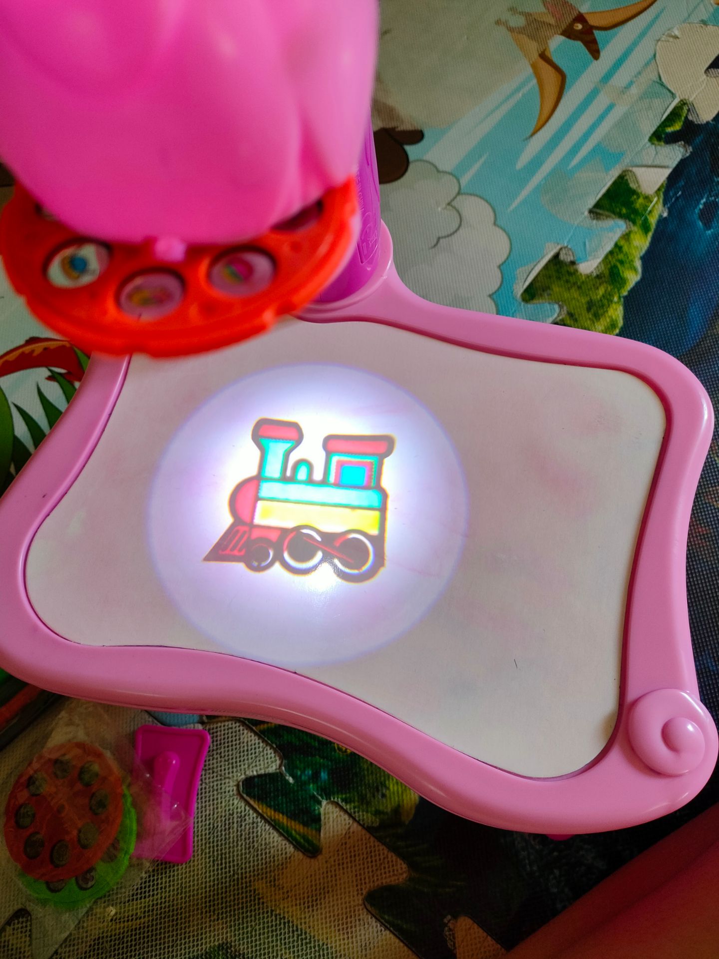 ok. có thể chỉnh ảnh ở dưới đèn nhk. lúc đầu mình tưởng mình mờ nhưng sau chỉnh dc thì rất rõ. bé rất thích. nhưng mấy bé nhỏ chơi cần chú ý.