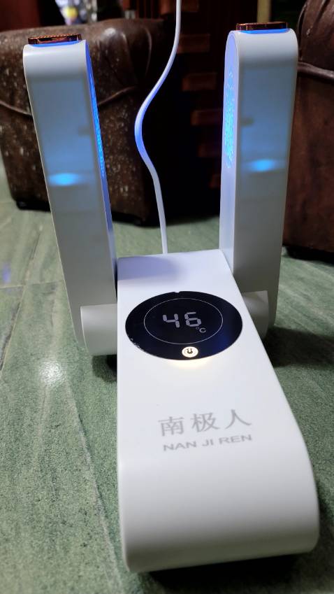 Không giống như hình đâu nha, không có cái núm vặn, thay vào đó là cái hình núm in số 46 độ C.