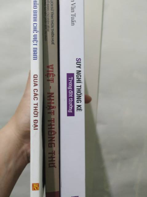 Sách sơ lược về cơ cấu quân đội Việt Nam qua các triều đại. Sách in từ những năm 1950, nay tái bản. Thông tin cũng đã cũ nhưng cũng ổn cho những người mới.
Nội dung thì đa số cũng có rải rác trên mạng cả rồi, nên ai tìm hiểu chuyên sâu thì cũng không cần đọc làm gì.
p/s: Thiếu quà tặng bookmark. Cái này không đáng bao nhiêu, nhưng nhà cung cấp nên tránh thiếu hàng.