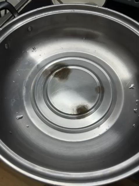 Mình mua hàng shop cũng 4 đơn mình nhận thấy shop tư vấn nhưng bản thân tư vấn viên không có kiến thức cơ bản về sản phẩm của shop đang bán. Bán nhiều nhưng lại không có kiến thức hiểu biết về sản phẩm nên lúc làm mô tả cho nồi lại để nồi lẩu nhưng lúc mình nấu thì nồi cháy và làm khê đồ ăn. Ảnh hưởng đến sức khỏe, tiki đứng ra kiểm tra nhưng mình nhận thấy chất lượng sản phẩm tặng rất kém và không hề đặt sức khỏe và an toàn của khách lên trên. Mình nhắn shop nhưng đơn giản chỉ nhận mấy câu xin lỗi thông cảm. Nồi tặng 1 lớp siêu mỏng nhưng lúc chụp lại để nấu lẩu đồ nhìn uy tín nhưng mà thực sự không nha. Mình cảm nhận được shop không có thiện chí giải quyết cho khách đơn giản là đỗ lỗi cho sản phẩm là hàng tặng nên nó dỏm thì đâu có quyền được đổi vậy là xong chuyện. Shop làm ăn lớn nhưng lại giải quyết vấn đề khá tệ. Nhắn email mình rất nhiều nhưng rất *** và spam nên mình quyết định đánh giá 1 sao về chất lượng, kiến thức của tư vấn viên và cách mà shop giải quyết những khiếu nại của khách hàng. Tại sao lại nói hàng tặng rồi không đổi trả, trong khi mình mua 1 cái bếp từ 700 mấy mới được tặng nhưng cái nồi mình nhắm chắc giá trị cỡ 30 40 ngàn thôi mà thổi phồng lên khách hàng họ đi mua hàng được tặng chỉ ghi chú là nồi nấu lẩu thì họ vô tư dùng thôi. Nhưng khi vấn đề tới thì shop mới bảo nồi này 1 lớp chỉ dùng nấu nước nấu nhanh được thôi. Ủa shop ơi bạn đâu mình ghi rõ là vậy để khách hàng họ biết còn để ý chứ lỡ cháy nổ do nồi gây ra thì sao ạ. Mình rất bực vì tất cả