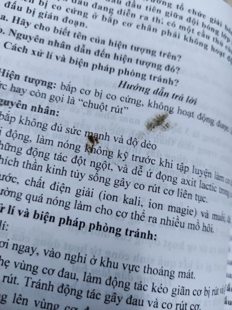 sách khá đầy đủ nhưng có vài trang bị bẩn như thế này