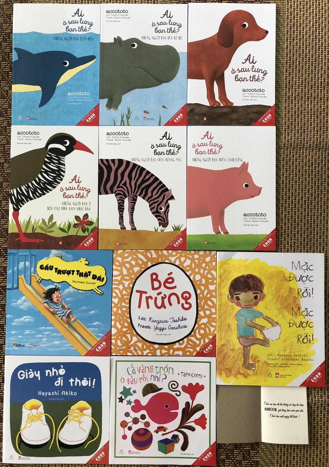 Giao hàng đúng hẹn! Sách đẹp như mong đợi luôn mọi người. Mà mình mua combo này hơi phí vì các quyển ai sau lưng bạn thế giống giống nhau thôi. Nhưng bù lại được tặng quyển sổ tay khá xinh nên mình tặng Tiki 5 sao nha!