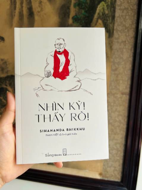 -Sách mới tinh, bọc cần thận nên không hề bị quăn; ship siêu nhanh, bạn giao hàng khá thân thiện. 
-Đọc dzui gần chớt!  Nhiều “tấn bi kịch” giản dị được kể lại bằng giọng văn trong trẻo của Phan Việt dưới góc nhìn sự hài hước tinh tế và ấm áp của thiền sư.  Cuốn sách mỏng nhẹ như một làn gió mát mang đến nguồn năng lượng tích cực bất ngờ trong những ngày đầu đông se lạnh. Những "viên ngọc" triết lý ẩn sâu đòi hỏi sự chiêm nghiệm, nhưng tấm lòng từ bi rộng lớn của vị thiền sư luôn tỏa sáng xuyên suốt từng trang viết.
Mẹ tôi, một người đã từng tìm hiểu Phật pháp qua nhiều kinh sách, mới đọc được 1/2 cuốn sách đã gọi đây là "món quà pháp bảo" vì những bài pháp được trình bày súc tích, dễ hiểu, không hề khô khan, mà gần gũi và đầy cảm hứng. 
Cuốn sách này đã giúp tôi hiểu hơn về bản chất của lòng người, về cách thức lan tỏa yêu thương và sự ấm áp đến với người khác. 
Chờ Sáng Books tiếp tục ra thêm sách để Tết này có sách hay đọc tiếp nhỉ!