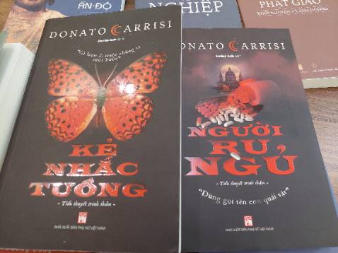 Vụ giết người hàng loạt, thủ phạm dường như luôn đi trước cảnh sát một bước cố tình tạo dựng hiện trường cho các phân cảnh tội ác khác nhau như để thách thức lực lượng cảnh sát. Lần lượt các phân cảnh kết thúc với hung thủ phải đền tội nhưng bản thân hắn cũng chỉ là kẻ bị thao túng. Vở kịch lên đến cao trào rồi cũng đến lúc tấm màn nhung được kéo xuống với bao sự thật được phơi bày. Nó đã kết thúc theo đúng ý đồ của đạo diễn. Một tác phẩm trinh thám hiện đại xuất sắc.