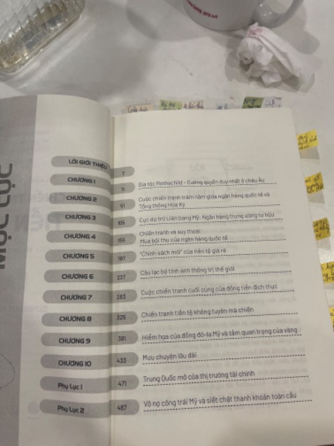 Sách mới nhận được bọc seal đầy đủ. sách có sẵn bookmark. Nội dung sách chủ yếu trả lời cho câu hỏi cách mà gia tộc Rothschild đã thao túng nền tài chính toàn thế giới ra sao, giải thích nguyên nhân của một vài cuộc khủng hoảng tài chính trên thế giới, nổi bật là cuộc khủng hoảng 2008. Tuy nhiên có một số kiến thức trong sách đòi hỏi người đọc phải có chút nền tảng về tài chính thì đỡ phải note lại nhiều như mình. Nhưng cũng hay, nhờ đó mình cũng dành thêm thời gian tra cứu về những thuật ngữ tài chính này. Sắp tới chắc chắn mình sẽ đọc thêm phần 2 của cuốn sách. Trong ảnh là mình tự dán thêm decan cho bìa sách