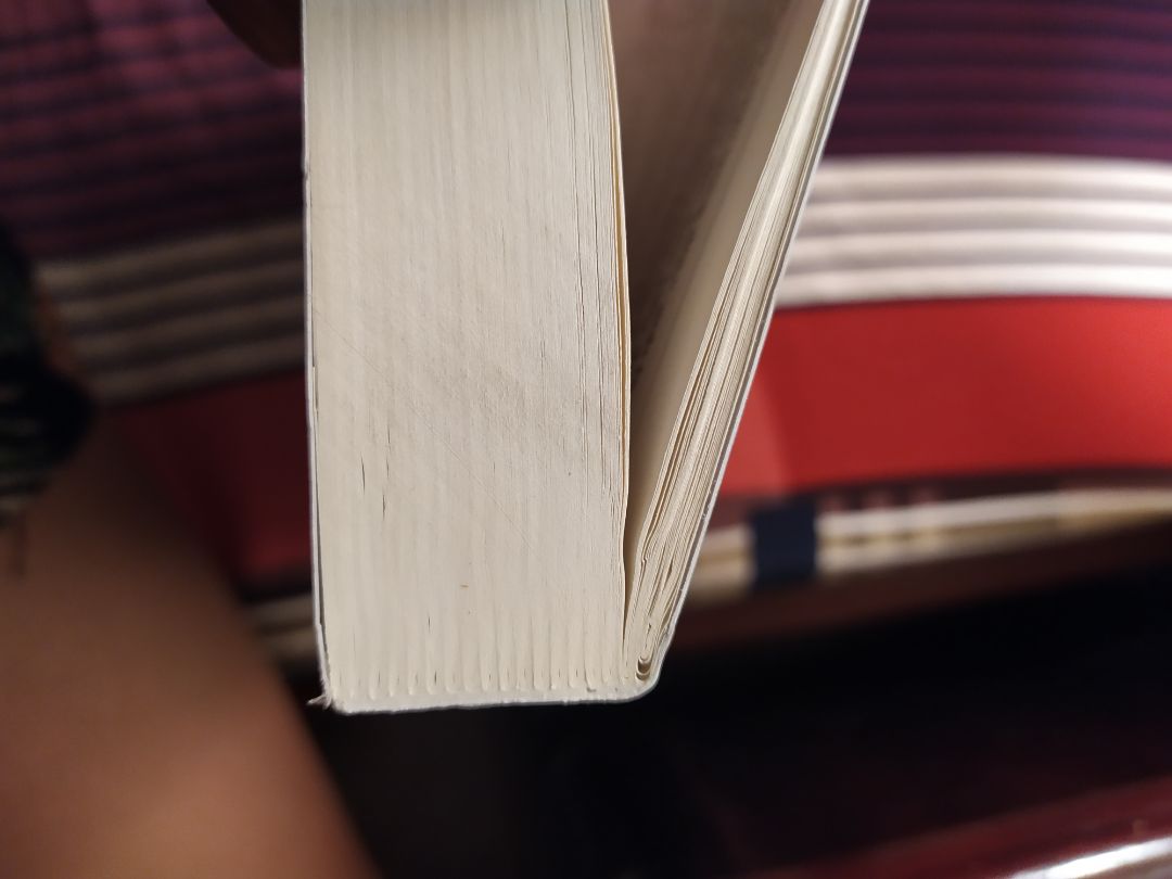 không biết có phải mua sách giảm giá mà tiki đẩy sách lỗi qua cho mình không.Mình mua khá nhiều sách ở Tiki nhưng đây là lần đầu tiên thất vọng thế này.Hộp sách và bìa sứt sẹo thì mình có thể bỏ qua.Nhưng sách bị bong gáy khi vừa mới dở ra đọc thì không thể chấp nhận nổi !
Mong bên Tiki sớm liên lạc để đổi giúp mình sách mới,dù là 1 tập lỗi thôi cũng được,vì mình rất yêu thích bộ truyện này và mục đích mua để sưu tầm nên không thể chấp nhận một quyển sách bị lỗi !