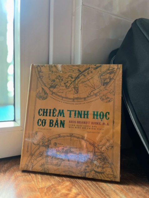 Sách được giao sớm hơn dự kiến và được bọc sẵn qua một lớp nilon nên càng được bảo quản kĩ hơn. Sách có chất lượng giấy tốt, màu đẹp và đúng như những gì mình trải nghiệm ngoài nhà sách. 
Về nội dung, sách cung cấp các kiến thức cơ bản về các chòm sao và cách chúng vận hành cũng như kết hợp để lột tả một cá nhân cụ thể - điều mà chúng ta có thể tự luận nhờ sự giúp đỡ của sách… Rất ổn cho một khuyến mãi để càng thêm ủng hộ Tiki thay vì mua ở nhà sách.