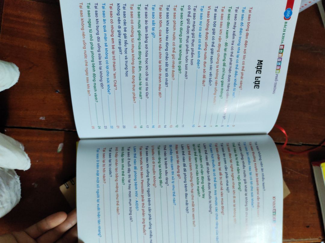 Sách đẹp, bản bìa cứng xịn xò, nhiều màu sắc, hình ảnh trẻ rất thích