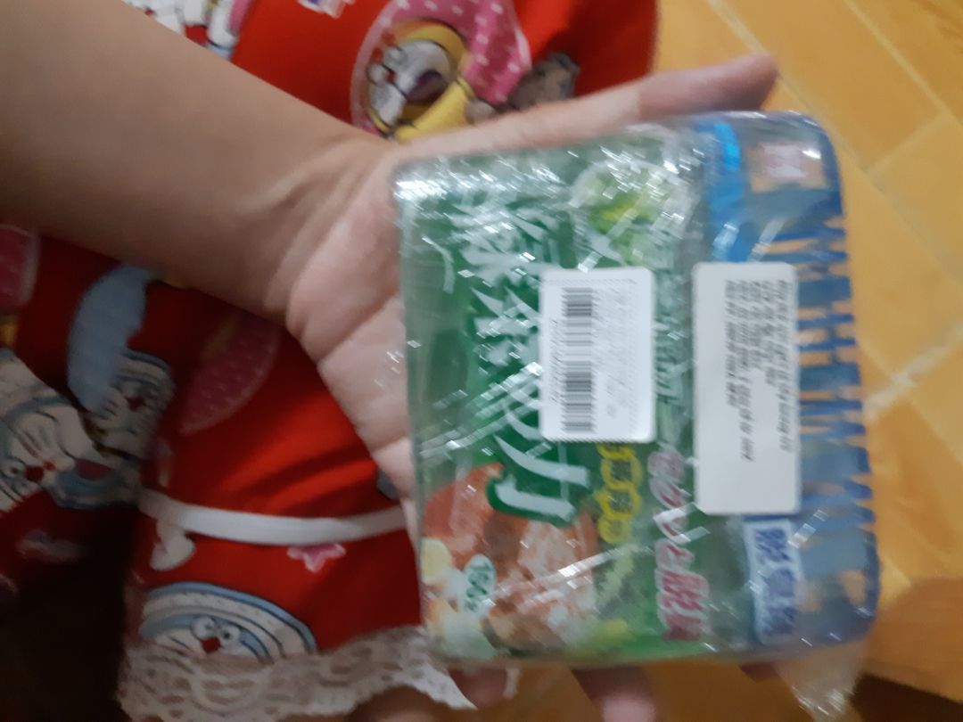 đặt hộp khử mùi than hoạt tính cho tủ giày mà giao cái này. làm ăn vậy đó hả?